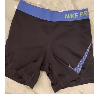 Girls NIKE PRO 5 in inseam shorts, size youth Large